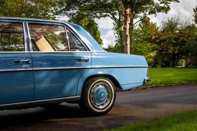 Lot 18 - 1971 Mercedes Benz 220