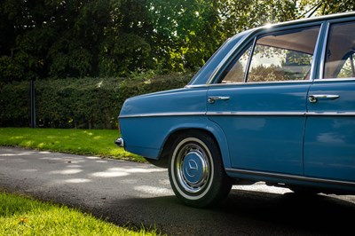 Lot 18 - 1971 Mercedes Benz 220