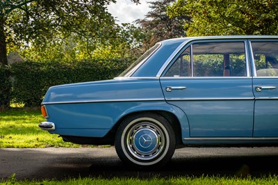 Lot 18 - 1971 Mercedes Benz 220