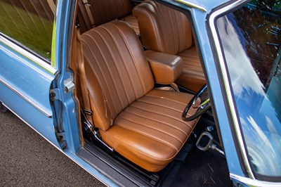Lot 18 - 1971 Mercedes Benz 220
