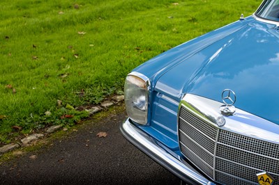 Lot 18 - 1971 Mercedes Benz 220