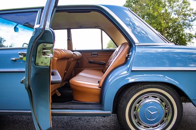 Lot 18 - 1971 Mercedes Benz 220