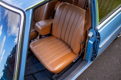 Lot 18 - 1971 Mercedes Benz 220