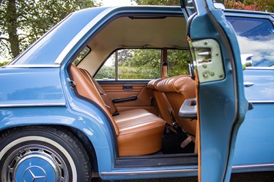 Lot 18 - 1971 Mercedes Benz 220