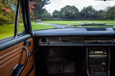 Lot 18 - 1971 Mercedes Benz 220