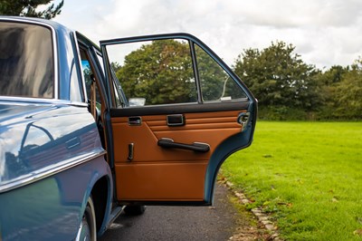 Lot 18 - 1971 Mercedes Benz 220