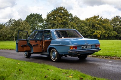 Lot 18 - 1971 Mercedes Benz 220