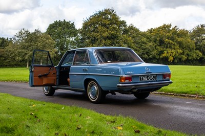 Lot 18 - 1971 Mercedes Benz 220
