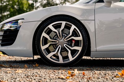 Lot 36 - 2010 Audi R8 Spyder V8